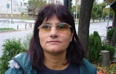 Приемна майка, израснала в дом, се грижи за болно сираче