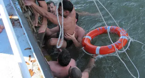 Плувците помагат на Йордан да излезе на брега. Снимка: Русе Медиа