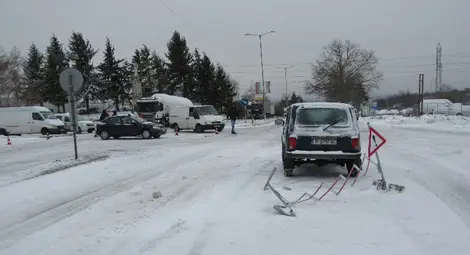 Вятърът остави 7 села на тъмно