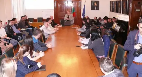 Студенти и докторанти от Русенския университет влизат като доброволци в училищата и ще разясняват безопасното движение