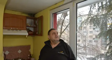 Бончо Иванов показва мухъла и къде е била тръбата на ширма в апартамента на сестра си Радка/снимката горе/. Звънците на апартаментите са оставени така /снимката долу/. Снимки: Бисер ТОДОРОВ