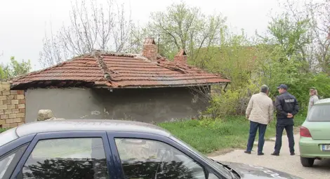 На тавана в тази къща беше намерено тялото на мъртвия Борис Долмаков. 				            Снимка: &bdquo;Утро&ldquo;