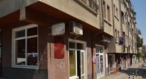 Крадец обра козметично студио през малко прозорче