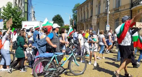 Протестиращите са пред сградата на Министерския съвет