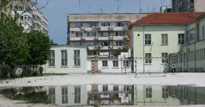 Ремонтират огромната яма в двора на „Отец Паисий“