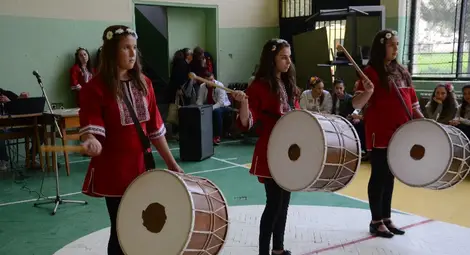 С тъпан шоу започна гергьовският празник в гимназията в Чифлика