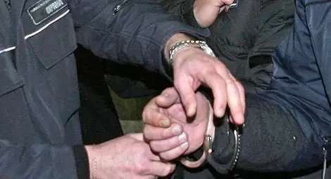 Крадци на метални части от стълб заловени след гонка