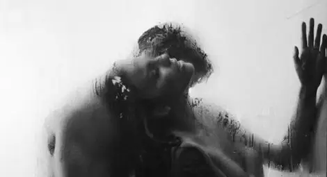 Кой награби голата Николета под душа?