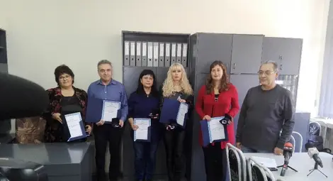 Председателят на лекарската колегия в Русе д-р Цветан Райчинов /вдясно/ връчи наградите на отличените лекари. Снимка: Авторът Председателят на лекарската колегия в Русе д-р Цветан Райчинов /вдясно/ връчи наградите на отличените лекари. Снимка: Авторът