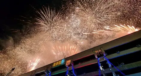 Хиляди посрещнаха  Нова година в Русе с песните на Графа и традиционното Дунавско хоро