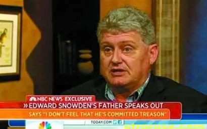 Бащата на Сноудън получил виза за Русия 