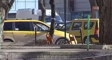 77-годишен кара нелегално такси в Разград, друг бяга от връчването на акт