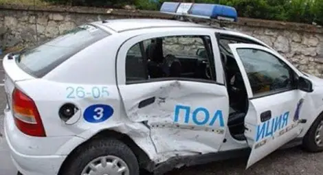 Ученик с условна присъда за блъскане на две патрулки в гонка
