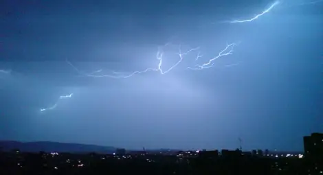 Мълния уби млад мъж в София