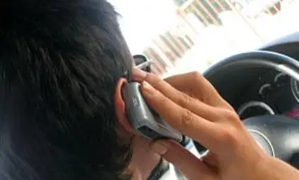 Шофьор не говорел, а си разтривал слепоочието с телефона в колата