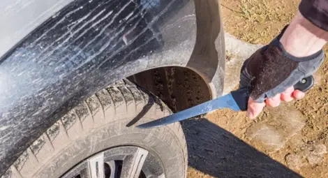 Неизвестен наряза гумите на 8 коли в района на Стоматологията