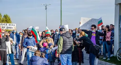 Протест блокира Дунав мост с искане за чист въздух