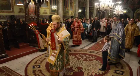 Митрополит Наум отслужи първа празнична литургия в „Св.Троица“ Митрополит Наум отслужи първа празнична литургия в „Св.Троица“