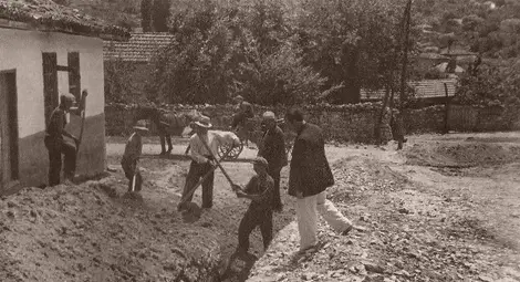 Кметът на Поликрайще Минчо Минчев контролира прокопаването на каналите за тръбите на новия водопровод в Поликрайще лятото на  1944 г.