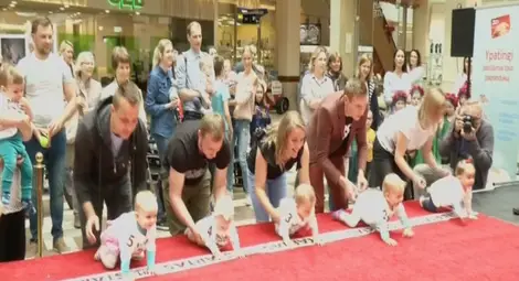 Състезание с лазещи бебета 