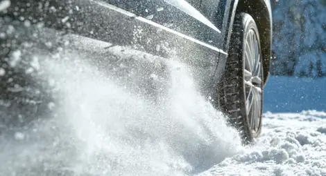 Ограничено е движението през Троянския проход заради силен снеговалеж