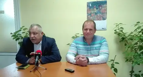 Управителят на КОЦ д-р Камен Кожухаров и д-р Николай Евгениев /вдясно/ говориха пред журналисти по случай вчерашния Международен ден за борба с рак на гърдата.  Снимка: Авторът