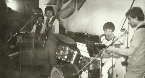 С група &bdquo;Интеграл&ldquo; в началото на 80-те години с Баджо, Венци и Котъна. Валери, китаристът, навярно е направил снимката.