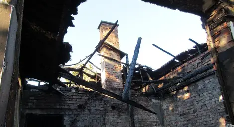 Взрив на газова бутилка остави майка и дъщеря без покрив над главите