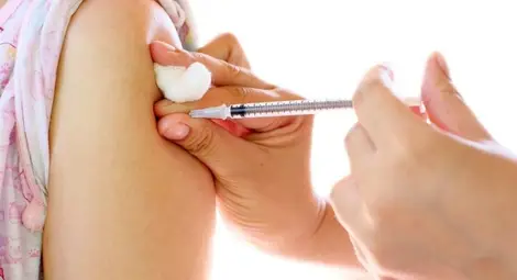 Антиваксърските конспирации постигат своето - и близките на фармацевт отказват имунизация