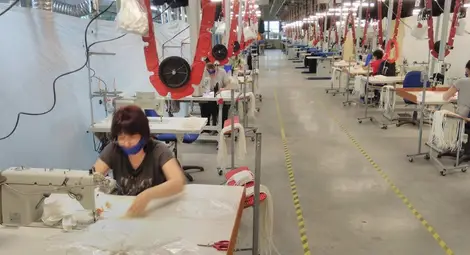 "Топ мен" дава до 1500 лева заплата на шивачки на маски за Германия и Франция