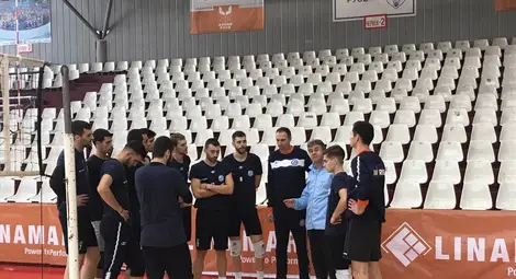 Мениджърът Валери Андреев тренира с волейболния отбор