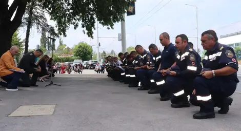 С поднасяне на венци и цветя в Русе почетоха паметта на загиналите пожарникари