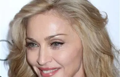 Мадона с тоалет на български дизайнери в Париж