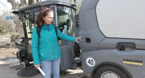 Чана Лозева показва част от новата техника на &bdquo;Паркстрой&ldquo;. Снимка: Авторът