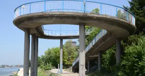 Фейсбук взе на мушка събарянето на пасарелката пред Облеклото