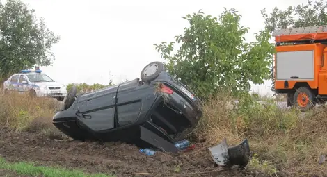 61-годишен русенец загина, след като се преобърна с пежо в нива