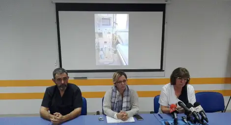 Зам.-председателят на УМБАЛ „Канев“ д-р Йосиф Новаков и началникът на отделението по хемодиализа д-р Радка Карагьозова обясниха острата нужда от ремонт. Снимка:Авторът Зам.-председателят на УМБАЛ „Канев“ д-р Йосиф Новаков и началникът на отделението по хемодиализа д-р Радка Карагьозова обясниха острата нужда от ремонт. Снимка:Авторът