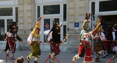 Кукери люшнаха чанове, багатури кръстосаха мечове и плющяха с бичове