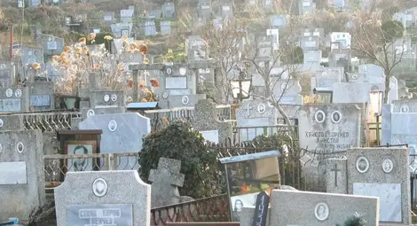 Вандали изтръгнаха и откраднаха цял паметник от гроб в Басарбово