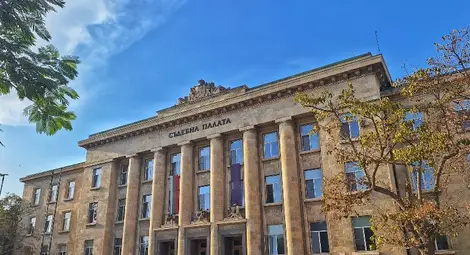 Пиян глобен за облекчаване на фасадата на съда в началото на най-големия протест от десетилетия