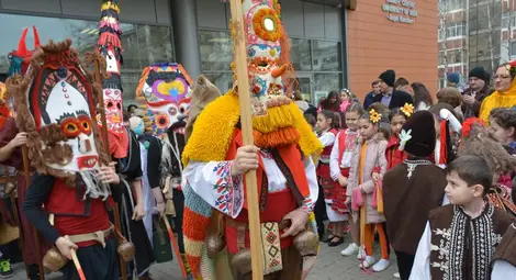 Кукери с чанове и деца с народни  носии прескачаха огъня за Заговезн