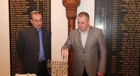 Българинов запали третата свещ на големия еврейски празник ханука
