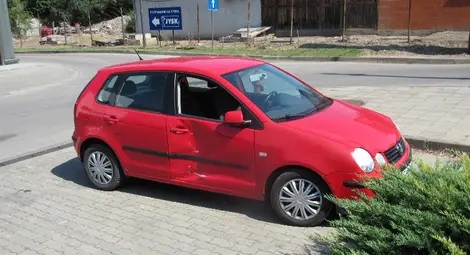 След засечка тролей се вряза и влачи кола