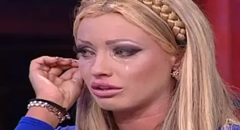 Мъж се обеси заради снимки на дъщеря му за „Плейбой” Мъж се обеси заради снимки на дъщеря му за „Плейбой”