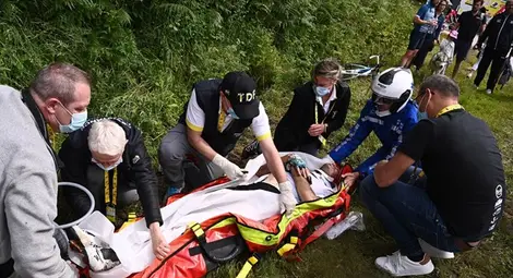 Зрителка потроши състезатели на "Тур дьо Франс", 21 контузени още в първия кръг (видео) Зрителка потроши състезатели на "Тур дьо Франс", 21 контузени още в първия кръг (видео)