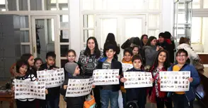 Деца сглобяват Великденски  пъзел в Екомузея