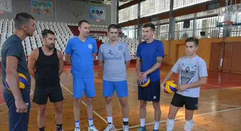 Симеон Добрев /първият отдясно наляво/ е една от големите надежди на русенския и българския волейбол.								       Снимка: Утро