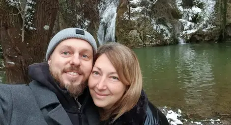 Орест и Олена обичат да пътешестват из България, за да откриват нови красоти, места и хора, когато той се върне за кратко тук.