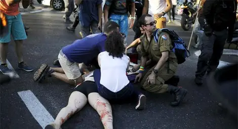 Шестима наръгани на гей парад в Израел Шестима наръгани на гей парад в Израел