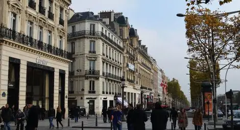 На Шан-з-Елизе: Откриха българин без крака в кош за смет